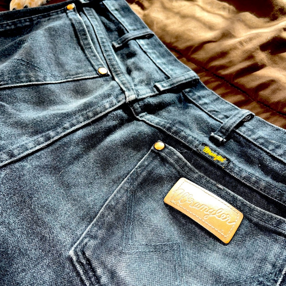 black straight leg wrangler jeans. size 33x32 (which is a 6/8). good condition